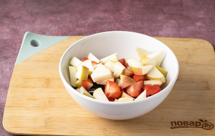 1. Этап. Фруктовый салат с клубникой и виноградом: Яблоко порежьте тонкими ломтиками. Добавьте к клубнике и винограду. Аккуратно перемешайте салат.