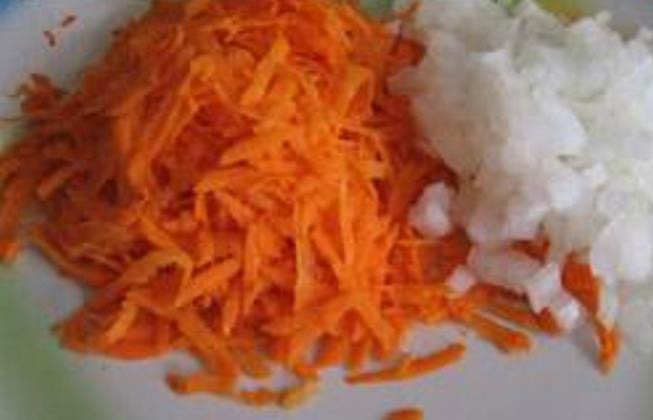 1. Этап. Суп из грибов подберезовиков: Лук порежьте маленькими кубиками, а морковку потрите на терке.