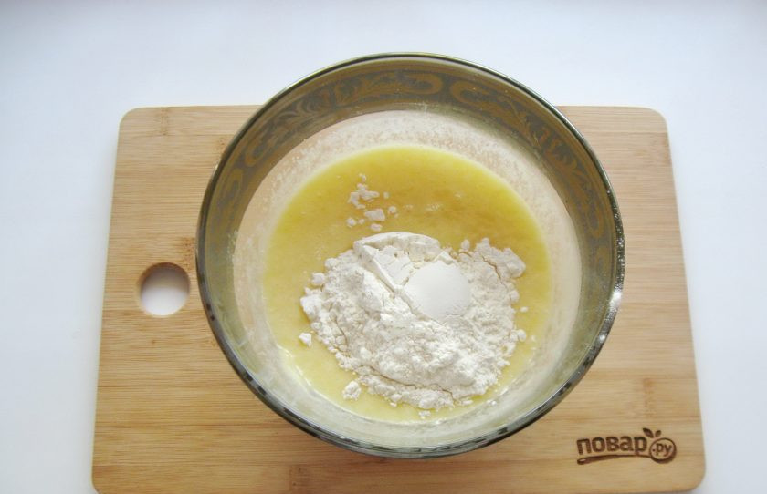 1. Этап. Лимонный кекс на кефире: Всыпьте соду и муку.