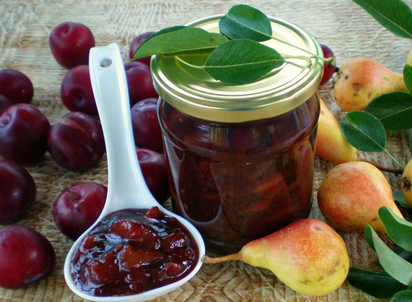 1. Этап. Варенье из груш и слив: Кипящее варенье разливаем в стерильные банки и закатываем. Готово!