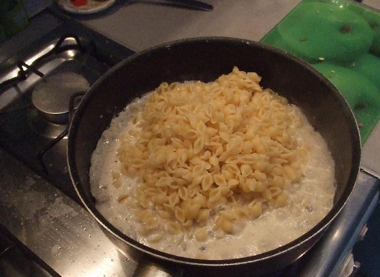 1. Этап. Паста из свинины со сметаной: Готовые макароны откиньте на дуршлаг, дайте воде стечь. Затем выложите их к мясу, все перемешайте и дайте настояться 2-3 минуты. Все готово, можно пробовать.