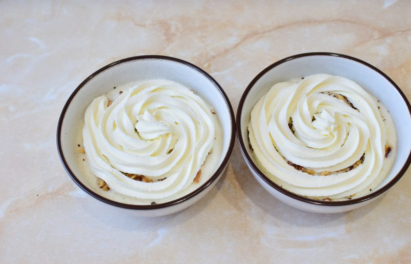 1. Этап. Каша Гурьевская: Затем выложите слой взбитых сливок.