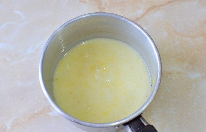 1. Этап. Лимонно-маковый торт: Снимите с лимона цедру и добавьте в сок. Затем подсыпьте сахар и крахмал. Смешайте и поставьте на огонь. Помешивая, доведите до кипения. Масса станет густеть.