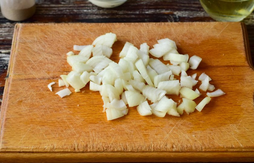 1. Этап. Икра из баклажанов с майонезом на зиму: Очистите и нарежьте аналогично репчатый лук.