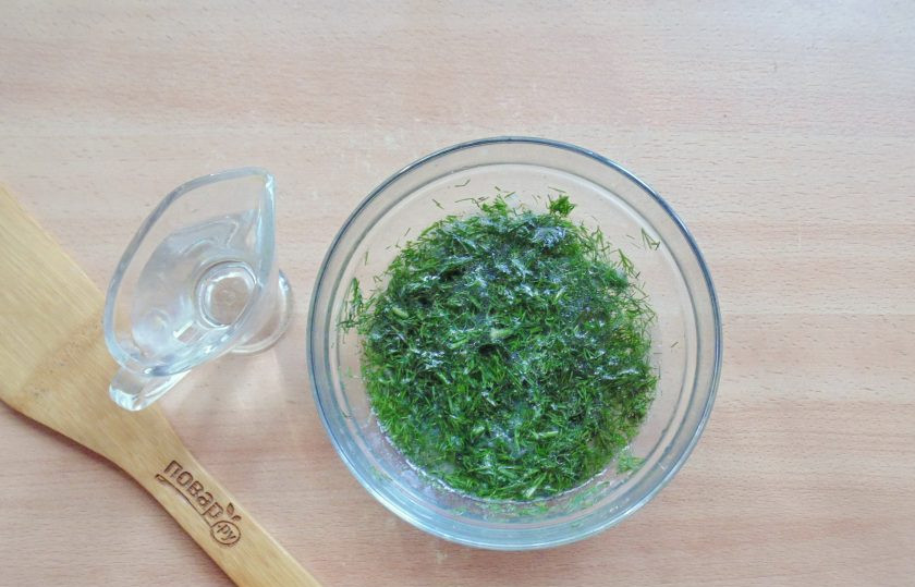 1. Этап. Баклажаны в укропном рассоле на зиму: Добавьте уксус и сахар. Влейте 200 мл. воды и перемешайте рассол.