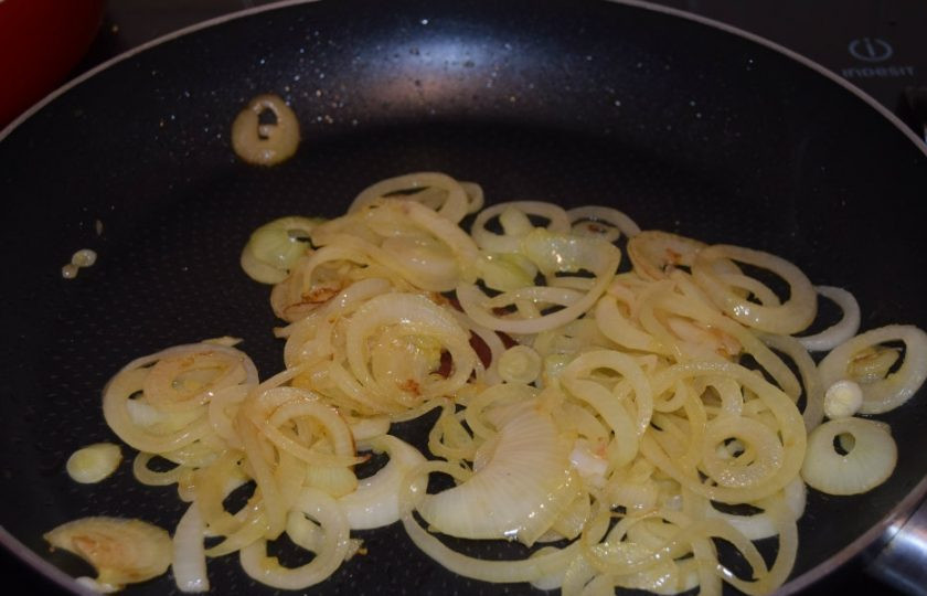 1. Этап. Рагу из печенки с овощами: 1. Почистите лук и измельчите его. Разогрейте сливочное масло в глубокой сковороде на маленьком огне и выложите туда лук. Готовьте пока лук не закарамелизируется. После приготовления переложите лук в тарелку.