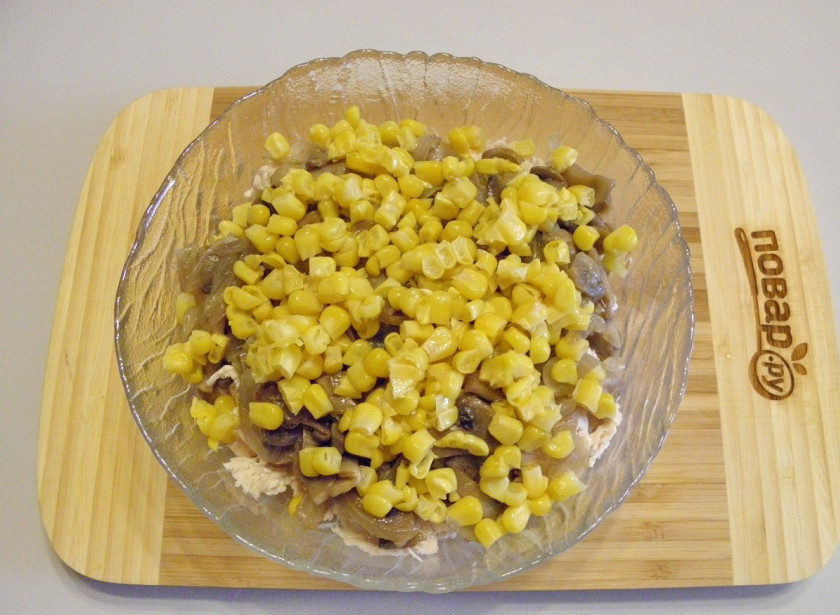 1. Этап. Салат Золотой петушок: Добавьте отцеженную от жидкости кукурузу.