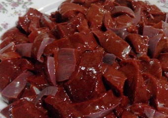 1. Этап. Печень по-восточному: Нарезать небольшими кусочками.