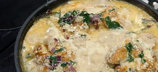 1. Этап. Тушеные куриные грудки в сливочном соусе: В той же сковороде, где жарилась курица, обжарьте нарезанный лук и чеснок до прозрачности. Выдавите сок из половины лимона. Добавьте мускатный орех, пол чайной ложки соли, щепотку черного перца. Добавьте воду и сливки. Перемешайте. Верните куриные грудки в сковороду с соусом. Готовьте на слабом огне с открытой крышкой 10-15 минут. Затем накройте крышкой и тушите еще 15-20 минут.