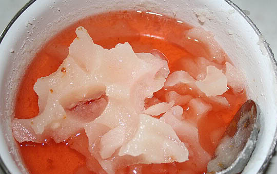 1. Этап. Варенье из алычи на зиму: Аккуратно удаляем ее и перекладываем в кастрюлю или глубокую миску. Теперь накрываем таз с ягодами другим тазом и сливаем в миску с сахарной шапкой образовавшийся от алычи сок. Ставим миску на огонь и кипятим сироп еще раз.