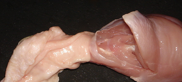 1. Этап. Фаршированная голень курицы с грибами: 2. Самое важное в этом блюде - подготовить голени. Для этого нам необходимо снять кожу и убрать при помощи кухонного топора кость с мясом. В этом и заключается для многих сложность.