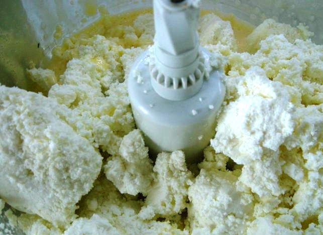 1. Этап. Баурсаки из кислого теста: Взбейте яйцо с сахаром и ванилью, добавьте творог.