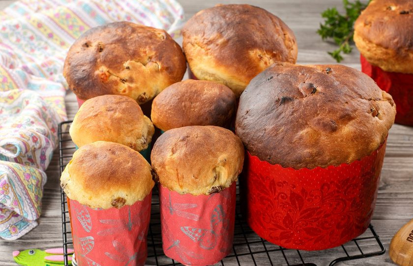 1. Этап. Пасхальный кулич на живых дрожжах: Выпекайте куличи в заранее разогретой до 180 градусов духовке около 40 минут. Точное время указать сложно, так как духовки у всех разные и куличи в зависимости от размера пекутся по-разному. Маленькие готовятся быстрее, крупные — дольше, если верх горит, прикройте фольгой. Готовность проверяйте деревянной шпажкой.