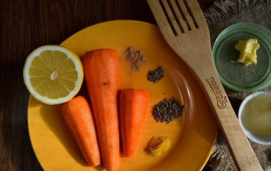 1. Этап. Гаджар Сабджи: Подготовьте необходимые ингредиенты. Морковь помойте и очистите.