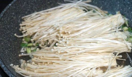 1. Этап. Грибы эноки: Положить грибы. Жарить на среднем огне 5-7 минут.