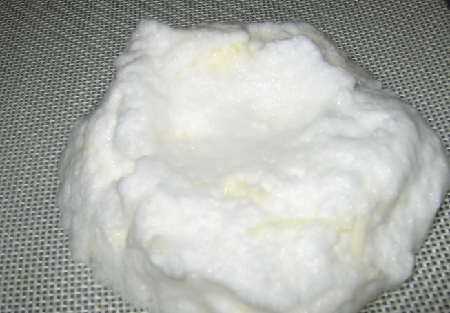 1. Этап. Диетическая яичница: Затем добавляем к взбитым белкам тертый сыр и легкими аккуратными движениями перемешиваем все так, чтобы белки не осели. Далее мы застилаем противень пекарской бумагой или силиконовой подстилкой, делим белковую массу на две части и выкладываем ее на застланный противень кучками. Делаем в каждой кучке небольшое углубление при помощи столовой ложки, в итоге должно получиться что-то наподобие гнезд.