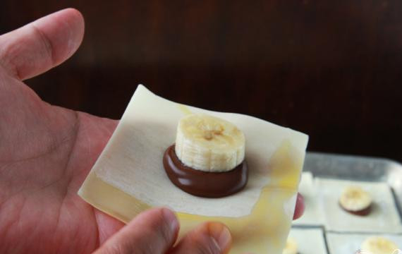 1. Этап. Треугольнички с Нутеллой и бананами: 4. Взбить яйцо. Пальцами смазать края рисовой бумаги яичной смесью и соединить их, чтобы получился треугольник.