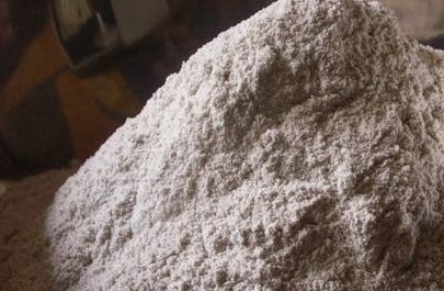 1. Этап. Щи московские: Смешиваем гречневую, ржаную и пшеничную муку.