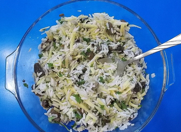 1. Этап. Голубцы Матрешки: Обжарьте мелко резанный лук на горячей сковородке с растительным маслом. Смешайте вареный рис, грибы, лук, натертый сыр, измельченную зелень. Посолите и поперчите по вкусу.