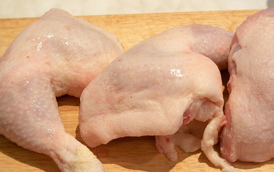 1. Этап. Крем-суп из курицы: Первым делом необходимо очистить от кожи куриные окорочка.