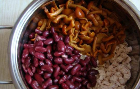 1. Этап. Салат Юрий: Добавьте грибы и фасоль.