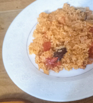 1. Этап. Острый рис с баклажанами и помидорами: В той же самой сковороде разогреть на среднем огне 2 столовые ложки масла. Добавить горчицу, перец красный жгучий и оставшийся порошок карри. Готовить 2 минуты. Смесь выложить на рис. Можно подавать. Приятного аппетита!