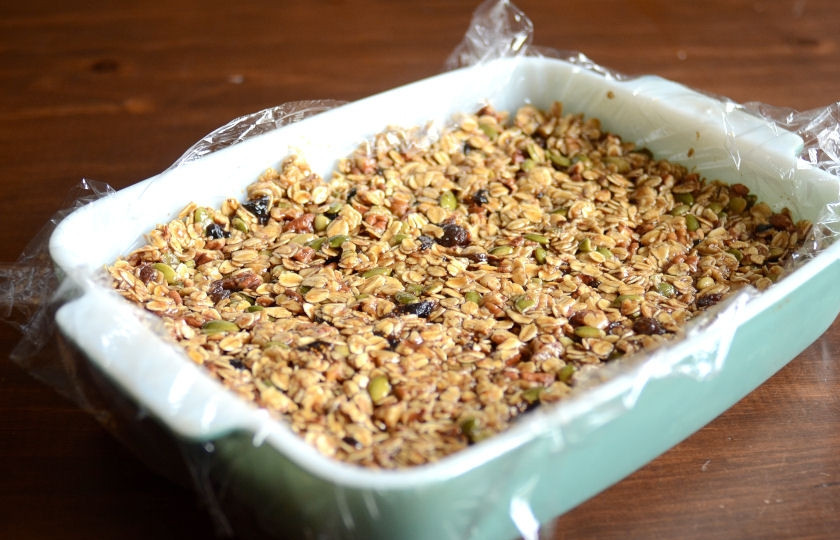 1. Этап. Фитнесс-батончики: 6. Застелите форму пищевой пленкой, выложите массу, слегка ее придавите рукой. Поместите в холодильник на 30 минут.