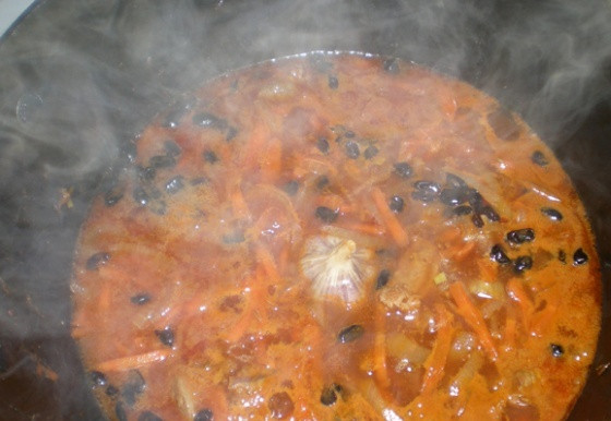 1. Этап. Плов из перловки с мясом: Теперь наливаем в казан горячую воду так, чтобы она поднималась над мясом примерно на 1,5-2 сантиметра. Когда жидкость закипит, солим ее, накрываем казан крышкой и тушим все 40 минут.