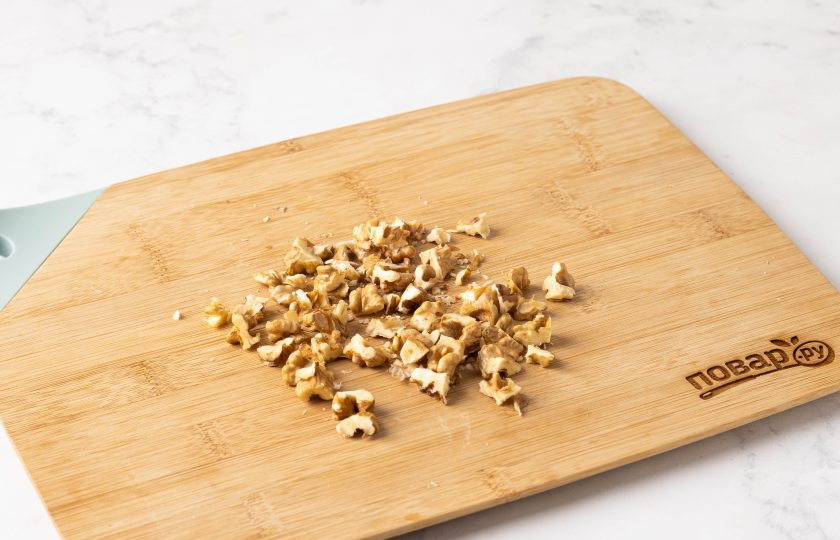 1. Этап. Вальдорфский салат: Грецкие орехи подсушите в сковороде и крупно порубите.