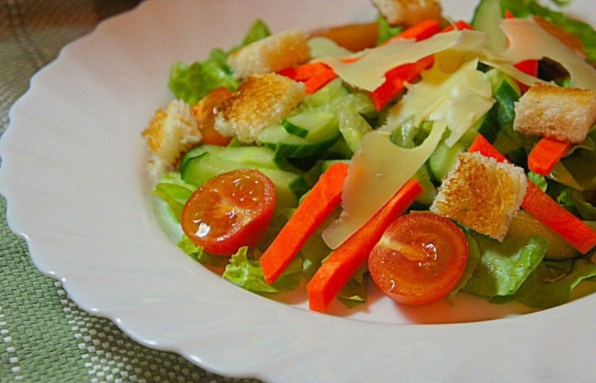 1. Этап. Салат пикантный с креветками: Порежьте морковь соломкой, выложите в салатницу. Порежьте тонкими ломтиками сыр, посыпьте ими салатик. Возьмите сухарики (покупные или приготовьте сами) и посыпьте ими сверху.