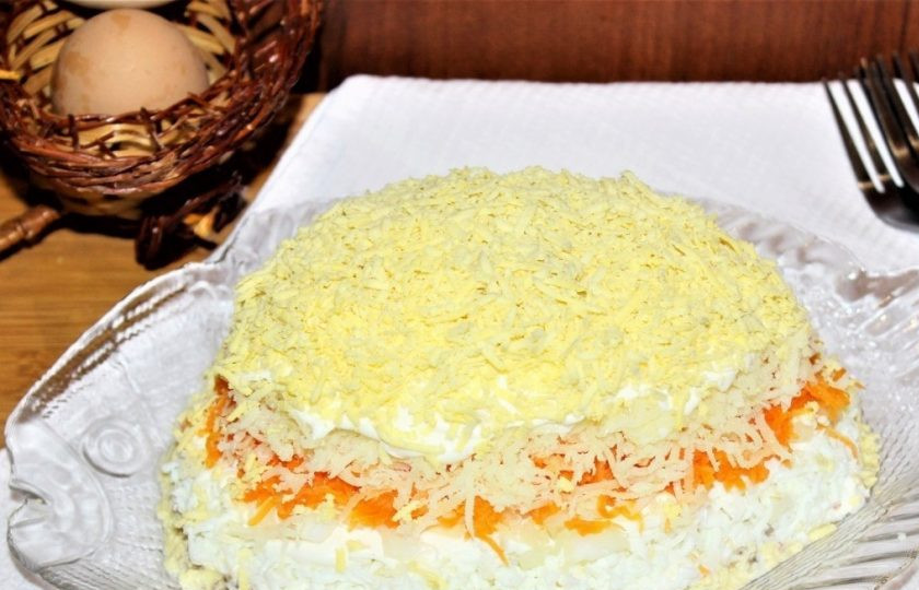 1. Этап. Салат Мимоза с маслом: 9. Желательно поставить салат в холодильник минимум на два часа, после чего его можно подавать к столу.