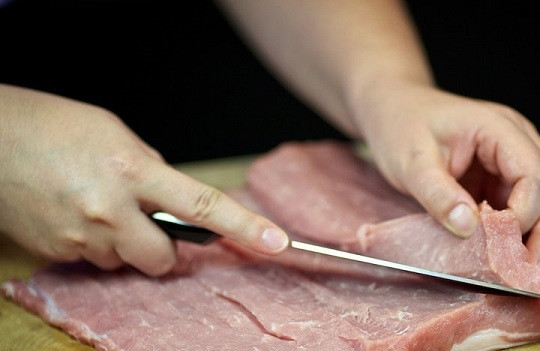 1. Этап. Рулет с сюрпризом: 2. Свинину вымойте, обсушите и аккуратно разверните, надрезая мясо острым ножом. Должен получиться прямоугольный цельный пласт из мяса.