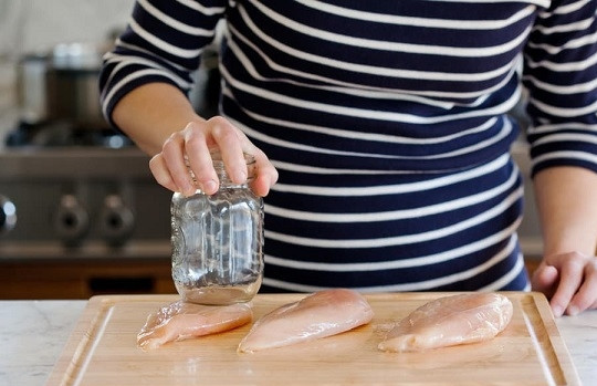 1. Этап. Куриное филе диетическое: 1. Вымойте и обсушите грудки как следует бумажным полотенцем. Выложите на рабочую поверхность и слегка отбейте. Лучше использовать для этого не кухонный молоточек, а ручку от ножа или баночку, например.