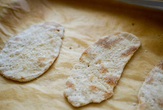 1. Этап. Бездрожжевые хлебцы в духовке: 4. Запекаем при температуре 190 градусов примерно 5 минут. В процессе, по желанию, их можно перевернуть.