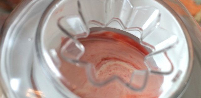 1. Этап. Мороженое с клубникой: 4. Теперь нужно дать основе хорошо застыть. Если мороженицы нет, тогда отправить массу в контейнер с крышкой и каждые 15 минут первого часа взбивать, чтобы не образовывались кристалики льда. Второй час взбить еще 2 раза.