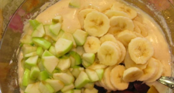 1. Этап. Бисквит с фруктами: 3. Далее добавим муку и фрукты, порезанные некрупными кусочками, перемешаем. Выливаем тесто в форму и запекаем 35-40 минут при температуре 180 градусов.