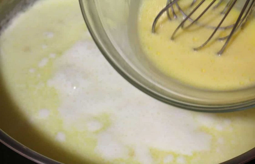 1. Этап. Феттучини Альфредо: 6. Перелейте яичную смесь в сотейник к маслу и сливкам.