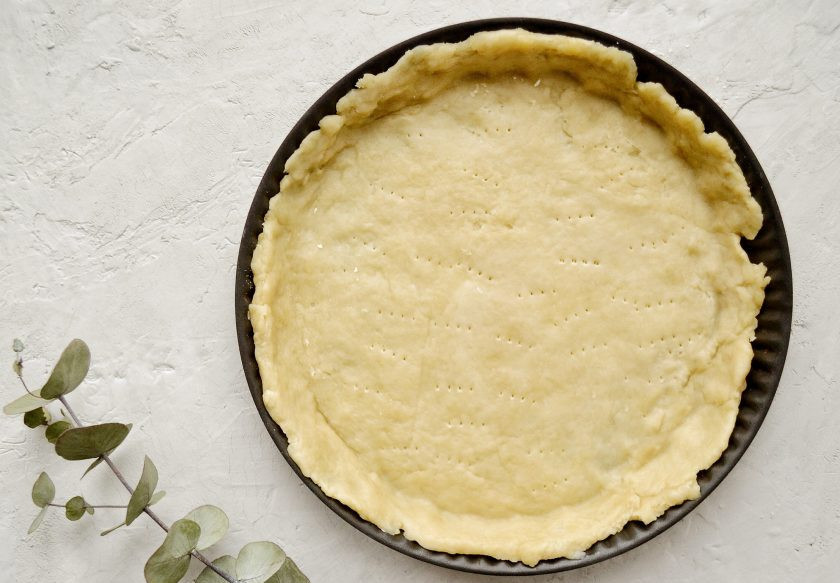 1. Этап. Веганский киш: Раскатайте тесто по размеру формы. Прижмите хорошенько тесто к бортикам формы.