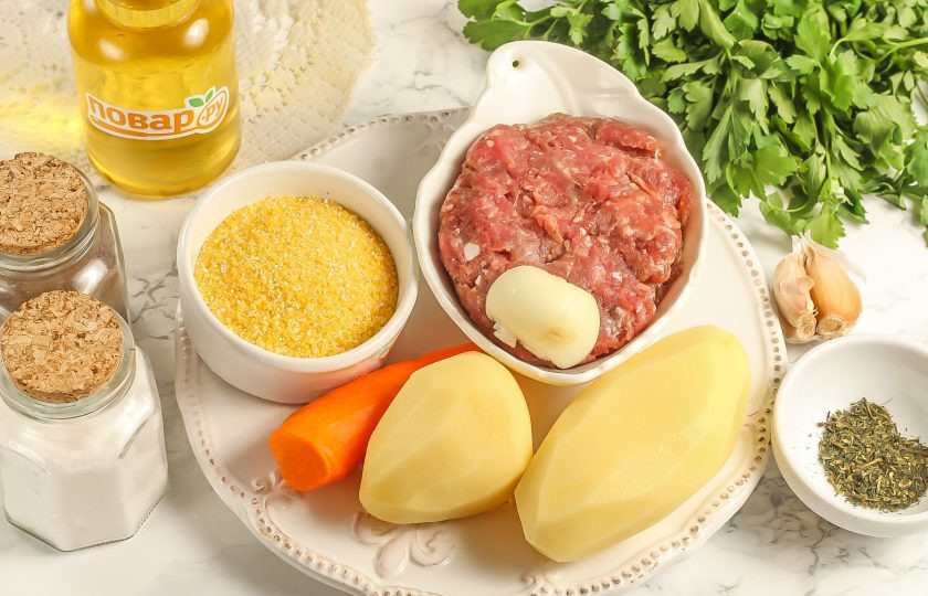 1. Этап. Кукурузный суп с фрикадельками: Подготовьте указанные ингредиенты. Очистите картофель, лук и морковь от кожуры, промойте в воде.