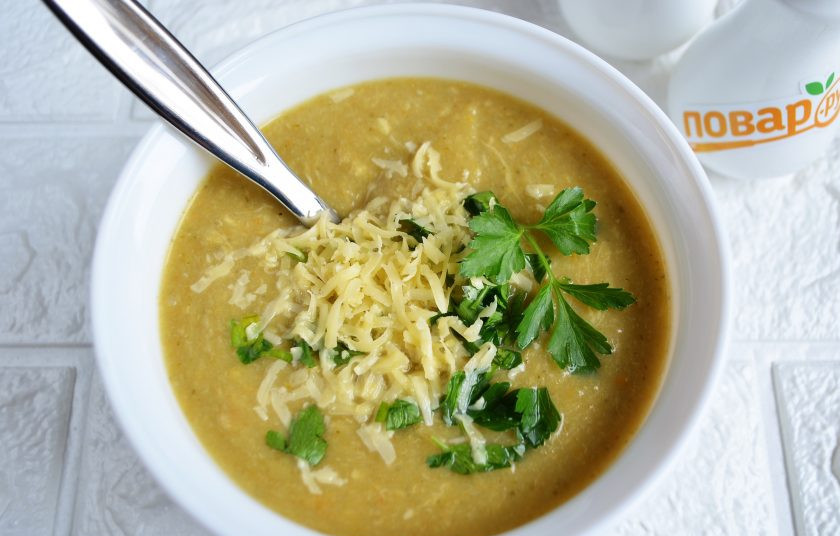 1. Этап. Суп из брокколи с сыром: 5. Разлейте суп по тарелочкам, положите сверху рубленную петрушку и столовую ложку тертого сыра. Приятного!