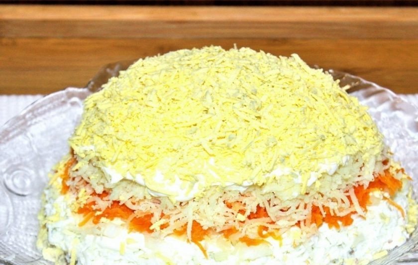 1. Этап. Салат Мимоза с маслом: 8. В завершении — натертые на мелкой терку желтки. Именно из-за них салат так и называется, поскольку они напоминают цветки мимозы.