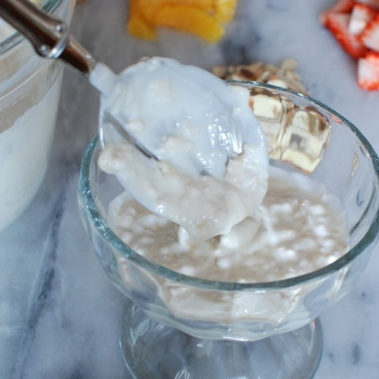 1. Этап. Мюсли по-швейцарски: Накладываем мюсли по порционным посудкам.