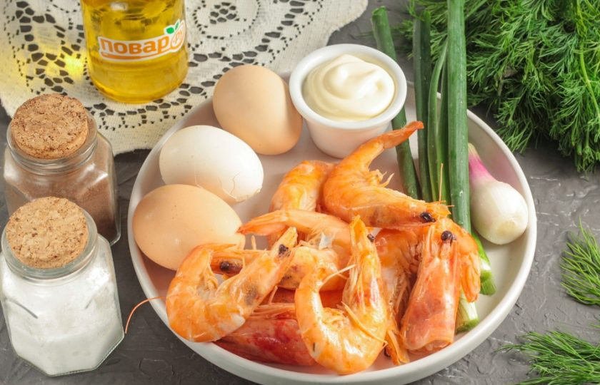 1. Этап. Креветочный паштет: Подготовьте указанные ингредиенты. Креветки отварите заранее в течение 5-8 минут в зависимости от их размера и остудите. Либо используйте уже отваренные морепродукты. Куриные яйца также отварите 12 минут и остудите в ледяной воде.