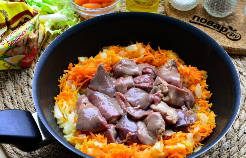 1. Этап. Печеночные ежики: В сковороду с овощами добавьте кусочек сливочного масла, растопите его и выложите туда всю куриную печень.