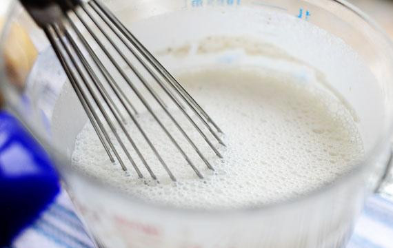 1. Этап. Запеченный картофель с ветчиной: 3. Смешать сливки и молоко пополам со сливками миске для СВЧ и нагреть в течение 1 минуты. Отставить в сторону. (Вы можете добавить соль, но так сыр и ветчина соленые, посолите слегка.)