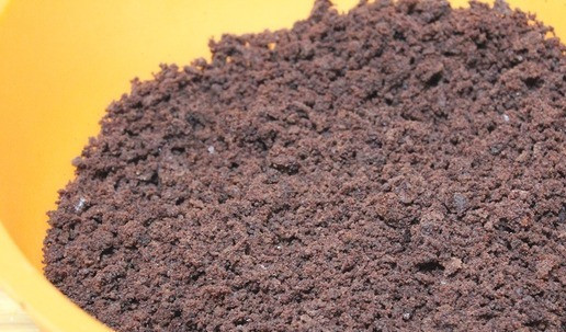 1. Этап. Пирожное Картошка по-новому: Бисквит разломать в крошку - удобно просто натереть на крупной терке.