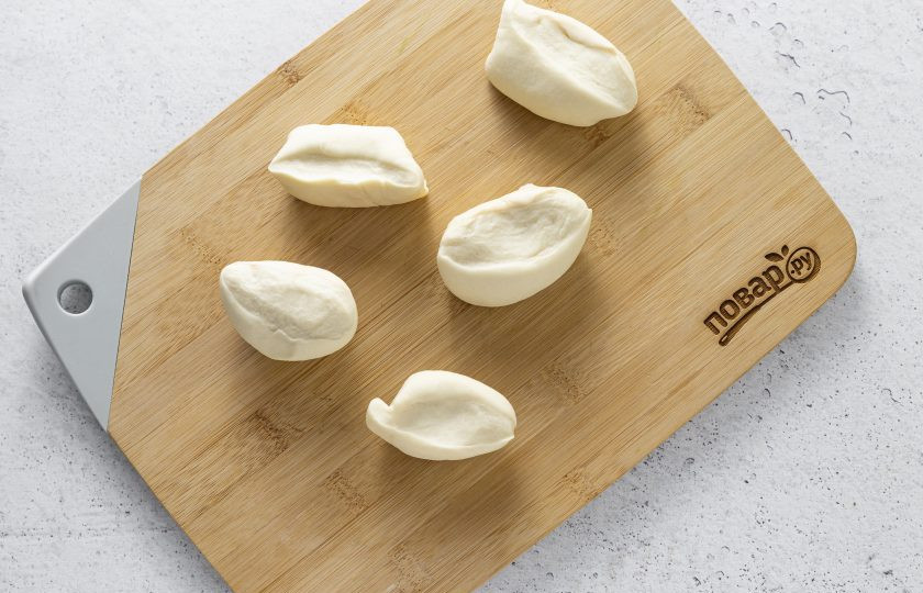 1. Этап. Лепешки с кинзой: Разделите тесто на 5 кусочков. Прикройте пленкой.