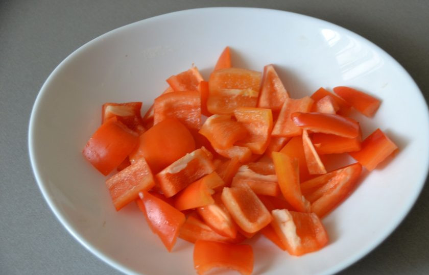 1. Этап. Кальмары в чесночном соусе: Нарежьте ломтиками болгарский перец. Поскольку блюдо азиатское, традиционная нарезка должна быть такая, чтобы было удобно брать палочками.