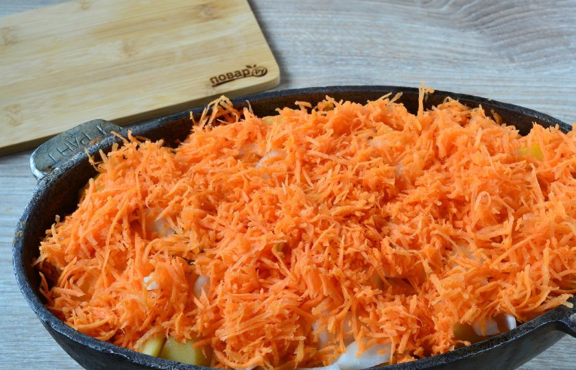 1. Этап. Жаркое из гуся: 9.Последним слоем выложите натертую морковь. Залейте все бульоном и отправьте в духовку на 40-60 минут (температура 180 градусов). Желательно посуду, в которой готовите жаркое, накрыть крышкой.