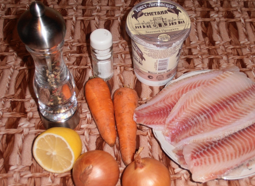 1. Этап. Рыба, тушеная в сметане: 1. Все, что нам нужно, чтобы приготовить рыбу, тушеную в сметане в домашних условиях - это минимальный набор продуктов. Филе лучше брать из морской рыбы, чтобы было минимальное количество костей, от которых просто избавиться.